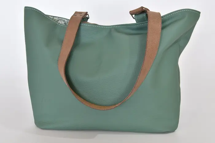 Ledertasche, Sarah S aus kräftig weichem Rindsleder in grünspan und Schultergurten aus Dickelder, Unikat, hergestellt auf La Palma, Kanarische Inseln, Spanien, Europa