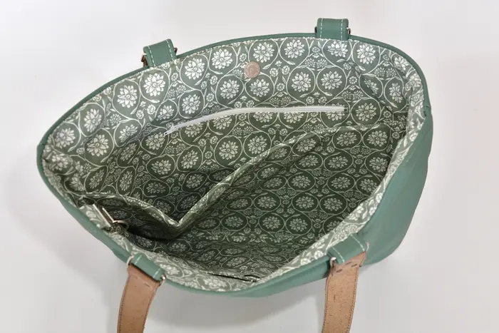 Ledertasche, Sarah S aus kräftig weichem Rindsleder in grünspan und Schultergurten aus Dickelder, Unikat, hergestellt auf La Palma, Kanarische Inseln, Spanien, Europa
