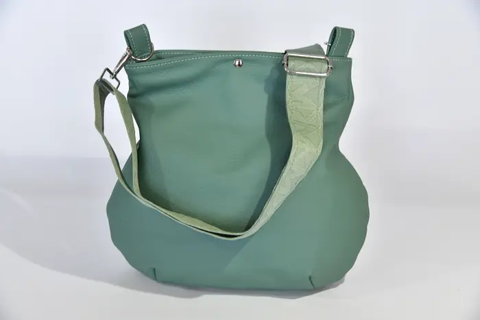 bolso de cuero, Iris M de vaca, suave y resistente, en verdigris, pieza única, fabricada en La Palma, Islas Canarias, España, Europa