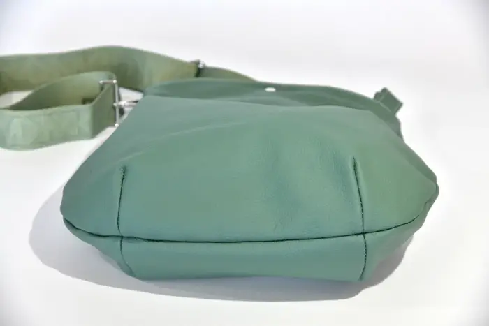 bolso de cuero, Iris M de vaca, suave y resistente, en verdigris, pieza única, fabricada en La Palma, Islas Canarias, España, Europa
