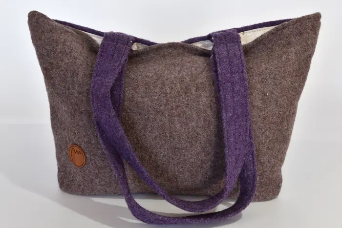 handgefertigte Tasche aus Walkloden, Sarah S aus Walkloden aus 100% Schafschurwolle in braun und aubergine, Unikat, hergestellt auf La Palma, Kanarische Inseln, Spanien, Europa