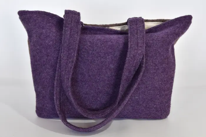 handgefertigte Tasche aus Walkloden, Sarah S aus Walkloden aus 100% Schafschurwolle in braun und aubergine, Unikat, hergestellt auf La Palma, Kanarische Inseln, Spanien, Europa