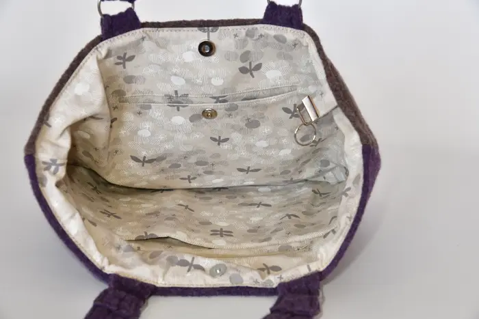 handgefertigte Tasche aus Walkloden, Sarah S aus Walkloden aus 100% Schafschurwolle in braun und aubergine, Unikat, hergestellt auf La Palma, Kanarische Inseln, Spanien, Europa