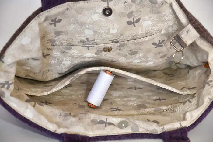 handgefertigte Tasche aus Walkloden, Sarah S aus Walkloden aus 100% Schafschurwolle in braun und aubergine, Unikat, hergestellt auf La Palma, Kanarische Inseln, Spanien, Europa