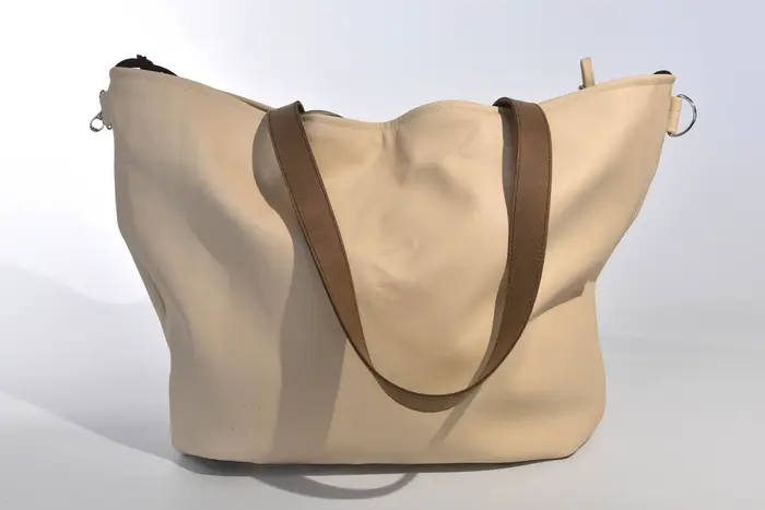 Ledertasche, Sarah M aus Nappa-Rindsleder in hell elfenbeinfarben und Schultergurten aus Dickelder, Unikat, hergestellt auf La Palma, Kanarische Inseln, Spanien, Europa