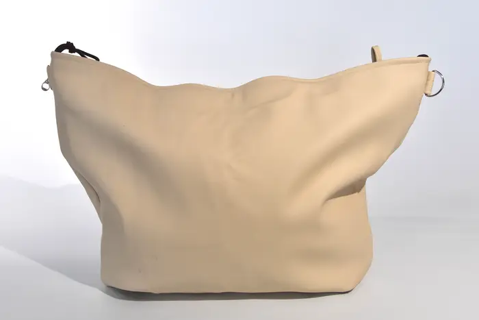 Ledertasche, Sarah M aus Nappa-Rindsleder in hell elfenbeinfarben und Schultergurten aus Dickelder, Unikat, hergestellt auf La Palma, Kanarische Inseln, Spanien, Europa