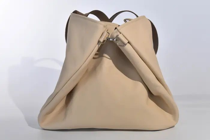 Ledertasche, Sarah M aus Nappa-Rindsleder in hell elfenbeinfarben und Schultergurten aus Dickelder, Unikat, hergestellt auf La Palma, Kanarische Inseln, Spanien, Europa