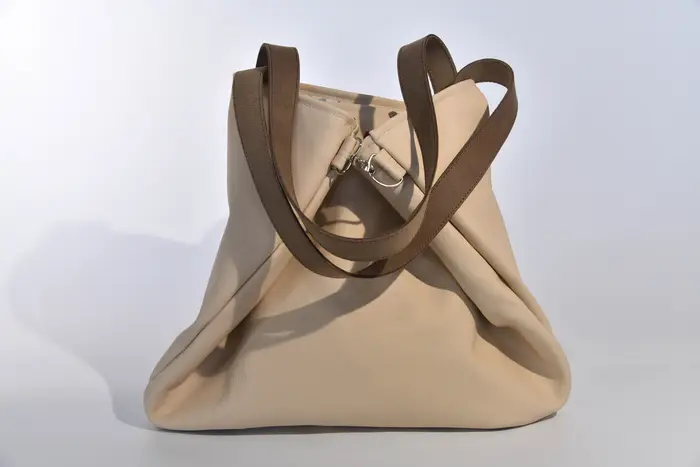 Ledertasche, Sarah M aus Nappa-Rindsleder in hell elfenbeinfarben und Schultergurten aus Dickelder, Unikat, hergestellt auf La Palma, Kanarische Inseln, Spanien, Europa