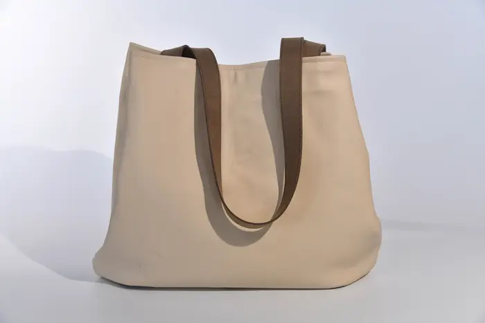 Ledertasche, Sarah M aus Nappa-Rindsleder in hell elfenbeinfarben und Schultergurten aus Dickelder, Unikat, hergestellt auf La Palma, Kanarische Inseln, Spanien, Europa