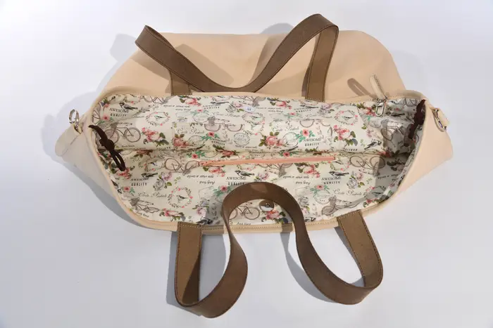 Ledertasche, Sarah M aus Nappa-Rindsleder in hell elfenbeinfarben und Schultergurten aus Dickelder, Unikat, hergestellt auf La Palma, Kanarische Inseln, Spanien, Europa