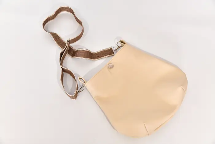 bolso de cuero, Iris S en vaca nappa de marfil claro, pieza única, fabricada en La Palma, Islas Canarias, España, Europa