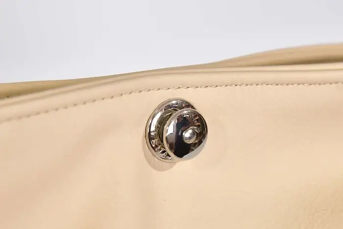 bolso de cuero, Iris S de nappa de vaca marfil claro, pieza única, fabricada en La Palma, Islas Canarias, España, Europa