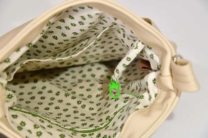 bolso de cuero, Iris S de nappa de vaca marfil claro, pieza única, fabricada en La Palma, Islas Canarias, España, Europa