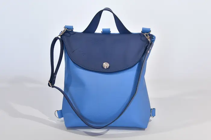 Ledertasche, Ainoha M aus hellblauem Anilin-Nappaleder und kräftig weichem, kobalblauem Rindsleder, Unikat, hergestellt auf La Palma, Kanarische Inseln, Spanien, Europa