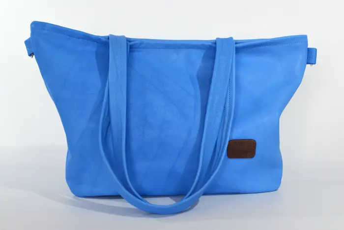 Ledertasche, Sarah S aus vollnarbig pflanzlich softem Rindsleder in hellblau, Unikat, hergestellt auf La Palma, Kanarische Inseln, Spanien, Europa