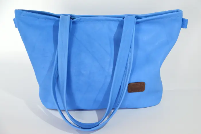Ledertasche, Sarah S aus vollnarbig pflanzlich softem Rindsleder in hellblau, Unikat, hergestellt auf La Palma, Kanarische Inseln, Spanien, Europa