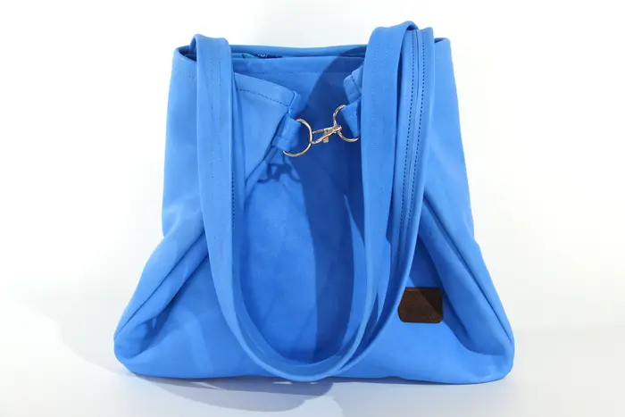 Ledertasche, Sarah S aus vollnarbig pflanzlich softem Rindsleder in hellblau, Unikat, hergestellt auf La Palma, Kanarische Inseln, Spanien, Europa