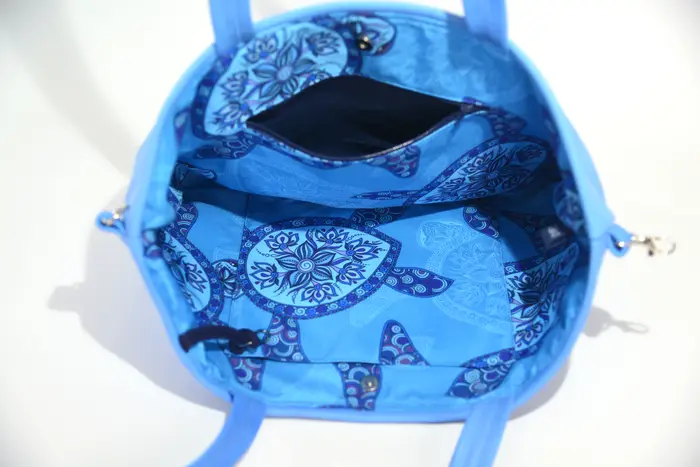 Ledertasche, Sarah S aus vollnarbig pflanzlich softem Rindsleder in hellblau, Unikat, hergestellt auf La Palma, Kanarische Inseln, Spanien, Europa