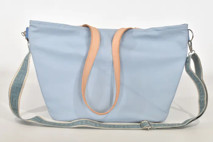 Ledertasche, Sarah S aus hellblauem Anilin-Nappa-Rindsleder und Nappa-Wasserbüffelleder und Schultergurten aus Dickelder, Unikat, hergestellt auf La Palma, Kanarische Inseln, Spanien, Europa