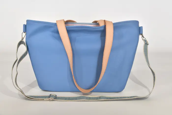 Ledertasche, Sarah S aus hellblauem Anilin-Nappa-Rindsleder und Nappa-Wasserbüffelleder und Schultergurten aus Dickelder, Unikat, hergestellt auf La Palma, Kanarische Inseln, Spanien, Europa
