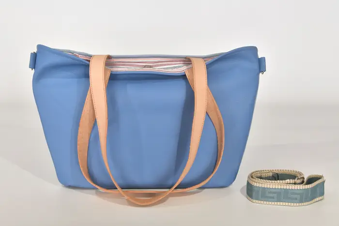 Ledertasche, Sarah S aus hellblauem Anilin-Nappa-Rindsleder und Nappa-Wasserbüffelleder und Schultergurten aus Dickelder, Unikat, hergestellt auf La Palma, Kanarische Inseln, Spanien, Europa