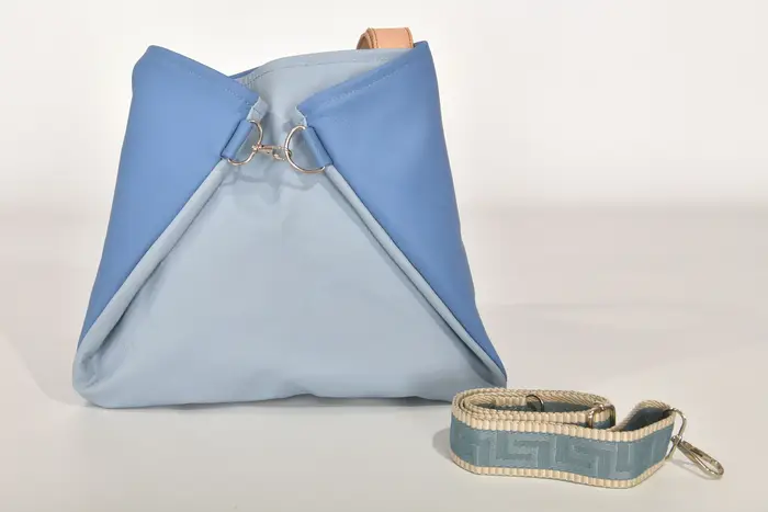 Ledertasche, Sarah S aus hellblauem Anilin-Nappa-Rindsleder und Nappa-Wasserbüffelleder und Schultergurten aus Dickelder, Unikat, hergestellt auf La Palma, Kanarische Inseln, Spanien, Europa
