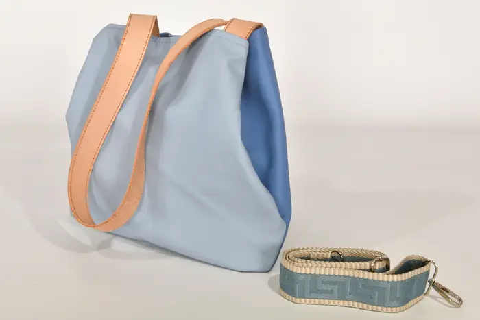 Ledertasche, Sarah S aus hellblauem Anilin-Nappa-Rindsleder und Nappa-Wasserbüffelleder und Schultergurten aus Dickelder, Unikat, hergestellt auf La Palma, Kanarische Inseln, Spanien, Europa