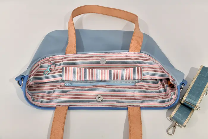 Ledertasche, Sarah S aus hellblauem Anilin-Nappa-Rindsleder und Nappa-Wasserbüffelleder und Schultergurten aus Dickelder, Unikat, hergestellt auf La Palma, Kanarische Inseln, Spanien, Europa