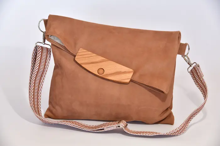 Ledertasche, Sam dia M aus geschliffenem Nubuk-Rindsleder in hellbraun mit Eichenholz, Unikat, hergestellt auf La Palma, Kanarische Inseln, Spanien, Europa