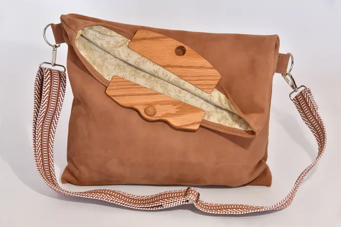 Ledertasche, Sam dia M aus geschliffenem Nubuk-Rindsleder in hellbraun mit Eichenholz, Unikat, hergestellt auf La Palma, Kanarische Inseln, Spanien, Europa