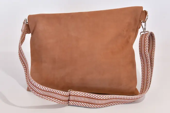 Ledertasche, Sam dia M aus geschliffenem Nubuk-Rindsleder in hellbraun mit Eichenholz, Unikat, hergestellt auf La Palma, Kanarische Inseln, Spanien, Europa