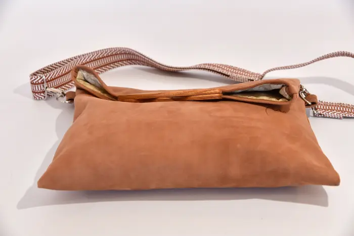 Ledertasche, Sam dia M aus geschliffenem Nubuk-Rindsleder in hellbraun mit Eichenholz, Unikat, hergestellt auf La Palma, Kanarische Inseln, Spanien, Europa