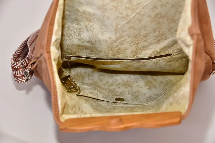 Ledertasche, Sam dia M aus geschliffenem Nubuk-Rindsleder in hellbraun mit Eichenholz, Unikat, hergestellt auf La Palma, Kanarische Inseln, Spanien, Europa