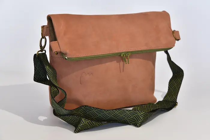 Ledertasche, Sam flex M aus geschliffenem Nubuk-Rindsleder in hellbraun und geschliffenem Nubuk-Wasserbüffelleder in olivgrün, Unikat, hergestellt auf La Palma, Kanarische Inseln, Spanien, Europa