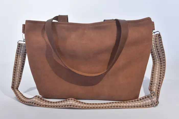 Ledertasche, Sarah S aus geschliffenem Nubuk-Rindsleder in hellbraun und Schultergurten aus Dickelder, Unikat, hergestellt auf La Palma, Kanarische Inseln, Spanien, Europa