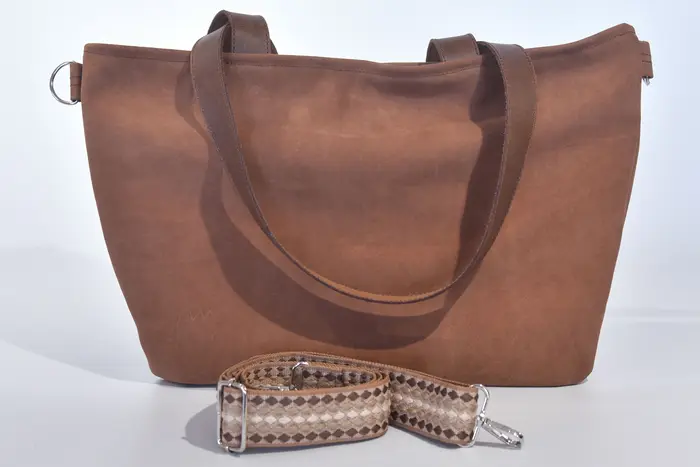 Ledertasche, Sarah S aus geschliffenem Nubuk-Rindsleder in hellbraun und Schultergurten aus Dickelder, Unikat, hergestellt auf La Palma, Kanarische Inseln, Spanien, Europa