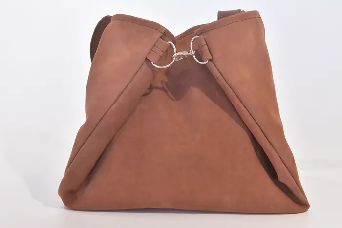 Ledertasche, Sarah S aus geschliffenem Nubuk-Rindsleder in hellbraun und Schultergurten aus Dickelder, Unikat, hergestellt auf La Palma, Kanarische Inseln, Spanien, Europa