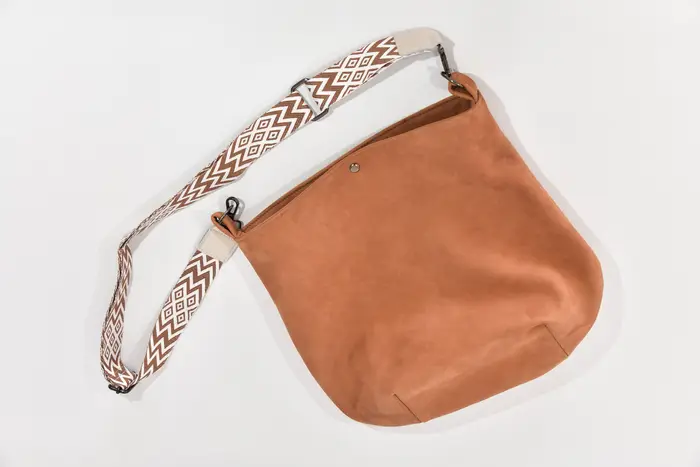 bolso de cuero, Iris L de nubuck de vaca marrón claro lijado, pieza única, fabricada en La Palma, Islas Canarias, España, Europa