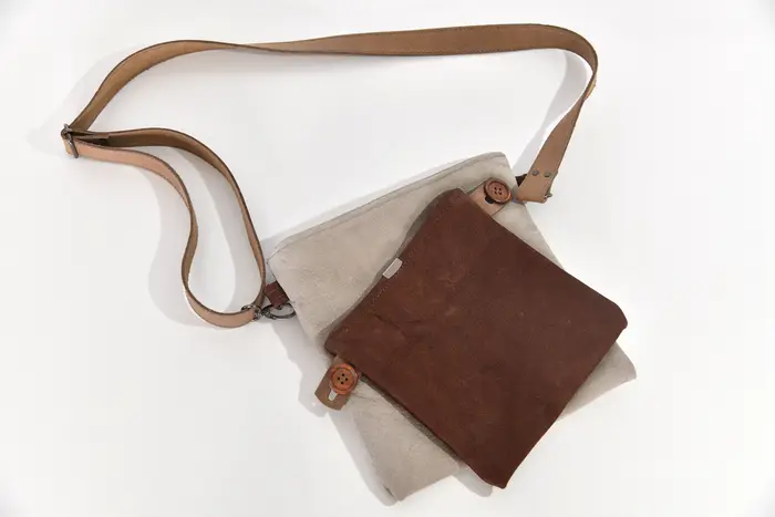 Ledertasche, Ben dia M aus geschliffenem Wasserbüffel-Nubuckleder in hellgrau und mittelbraun, Unikat, hergestellt auf La Palma, Kanarische Inseln, Spanien, Europa