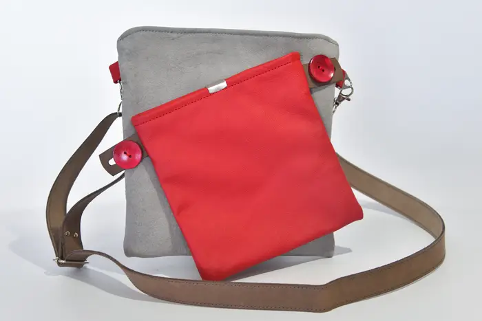 Ledertasche, Ben dia M aus geschliffenem Nubuck-Wasserbüffelleder und Nappa-Wasserbüffelleder in hellgrau und rot, Unikat, hergestellt auf La Palma, Kanarische Inseln, Spanien, Europa