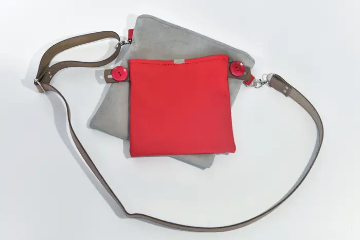 Ledertasche, Ben dia M aus geschliffenem Nubuck-Wasserbüffelleder und Nappa-Wasserbüffelleder in hellgrau und rot, Unikat, hergestellt auf La Palma, Kanarische Inseln, Spanien, Europa
