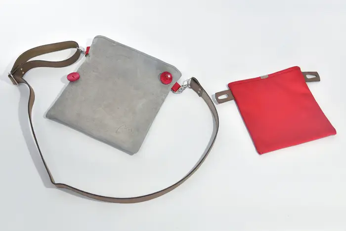 Ledertasche, Ben dia M aus geschliffenem Nubuck-Wasserbüffelleder und Nappa-Wasserbüffelleder in hellgrau und rot, Unikat, hergestellt auf La Palma, Kanarische Inseln, Spanien, Europa