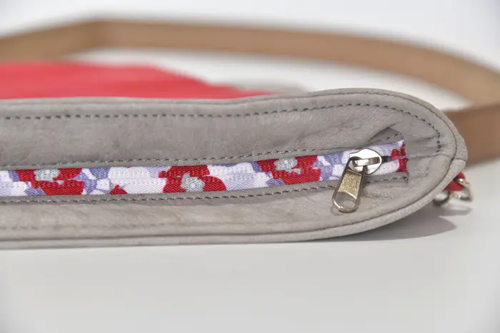 Ledertasche, Ben dia M aus geschliffenem Nubuck-Wasserbüffelleder und Nappa-Wasserbüffelleder in hellgrau und rot, Unikat, hergestellt auf La Palma, Kanarische Inseln, Spanien, Europa