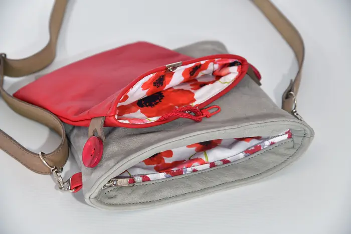 Ledertasche, Ben dia M aus geschliffenem Nubuck-Wasserbüffelleder und Nappa-Wasserbüffelleder in hellgrau und rot, Unikat, hergestellt auf La Palma, Kanarische Inseln, Spanien, Europa