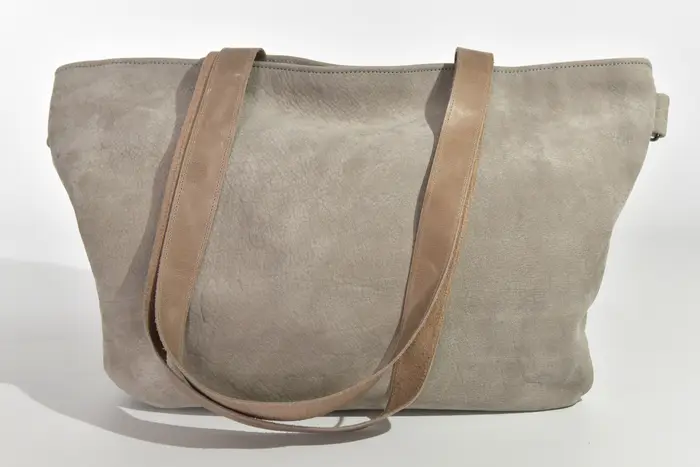 Ledertasche, Sarah S aus geschliffenem Nubuk-Wasserbüffelleder in hellgrau und Schultergurten aus Dickleder in graubraun, Unikat, hergestellt auf La Palma, Kanarische Inseln, Spanien, Europa