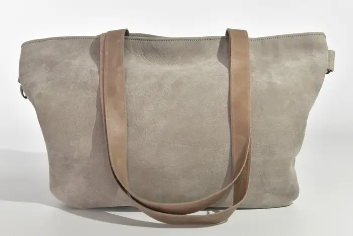 Ledertasche, Sarah S aus geschliffenem Nubuk-Wasserbüffelleder in hellgrau und Schultergurten aus Dickleder in graubraun, Unikat, hergestellt auf La Palma, Kanarische Inseln, Spanien, Europa