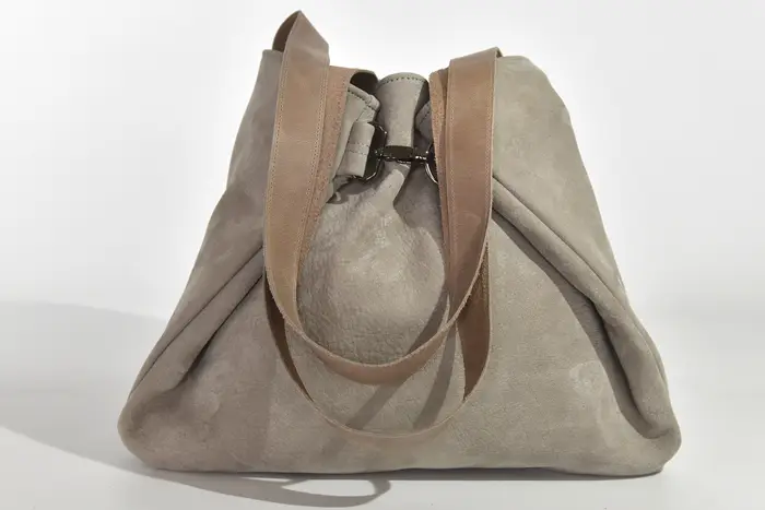 Ledertasche, Sarah S aus geschliffenem Nubuk-Wasserbüffelleder in hellgrau und Schultergurten aus Dickleder in graubraun, Unikat, hergestellt auf La Palma, Kanarische Inseln, Spanien, Europa