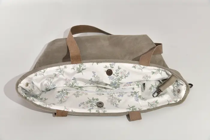 Ledertasche, Sarah S aus geschliffenem Nubuk-Wasserbüffelleder in hellgrau und Schultergurten aus Dickleder in graubraun, Unikat, hergestellt auf La Palma, Kanarische Inseln, Spanien, Europa