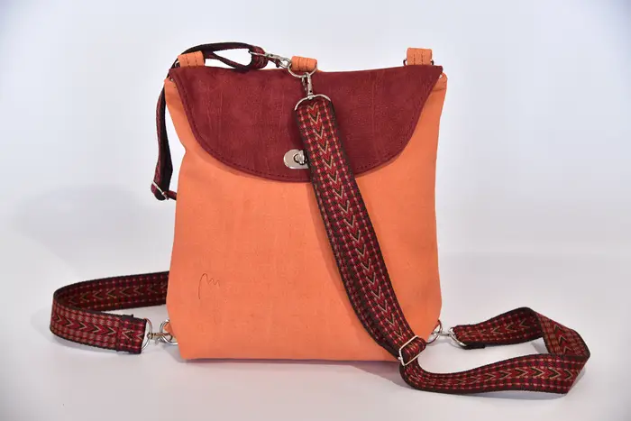 Ledertasche, Ainoha M aus geschliffenem Nubuk-Wasserbüffelleder in hellorange und bordeaux, Unikat, hergestellt auf La Palma, Kanarische Inseln, Spanien, Europa