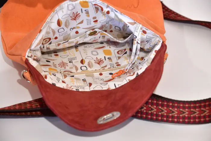 Ledertasche, Ainoha M aus geschliffenem Nubuk-Wasserbüffelleder in hellorange und bordeaux, Unikat, hergestellt auf La Palma, Kanarische Inseln, Spanien, Europa